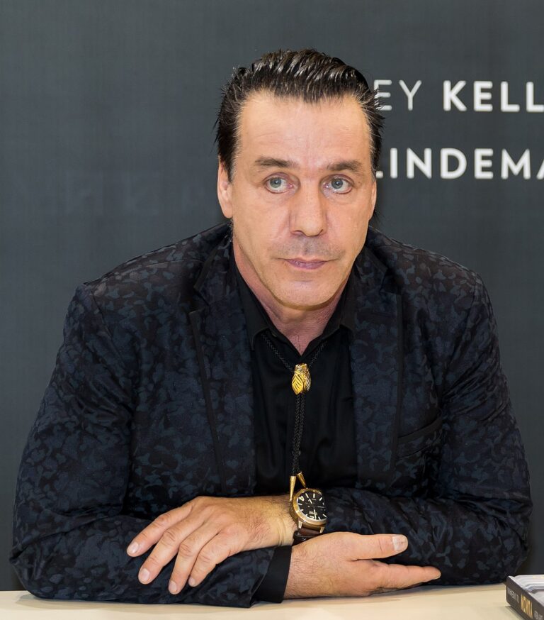 1200px-Till_Lindemann_-_2017287140953_2017-10-14_Buchmesse